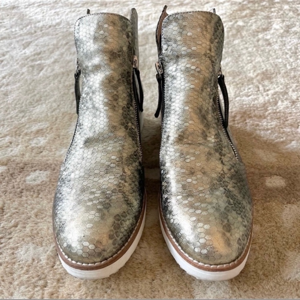 Silent D OHMY Modern Platform Wedge Bootie Sneaker Antique Gold Honeycomb Sz 41 - Picture 3 of 13